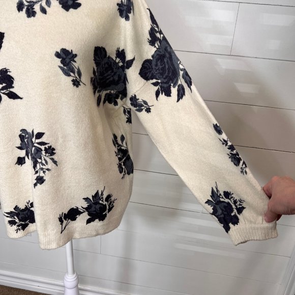 Chelsea & Theodore Off White & Navy Floral Relaxed Fit Sweater Size M - Picture 7 of 13